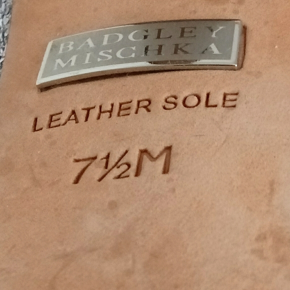 Excellent Used Pair Of Badgley Mischka Humbie II Silver Peep Toe Heels Size 7.5 - Picture 6 of 7